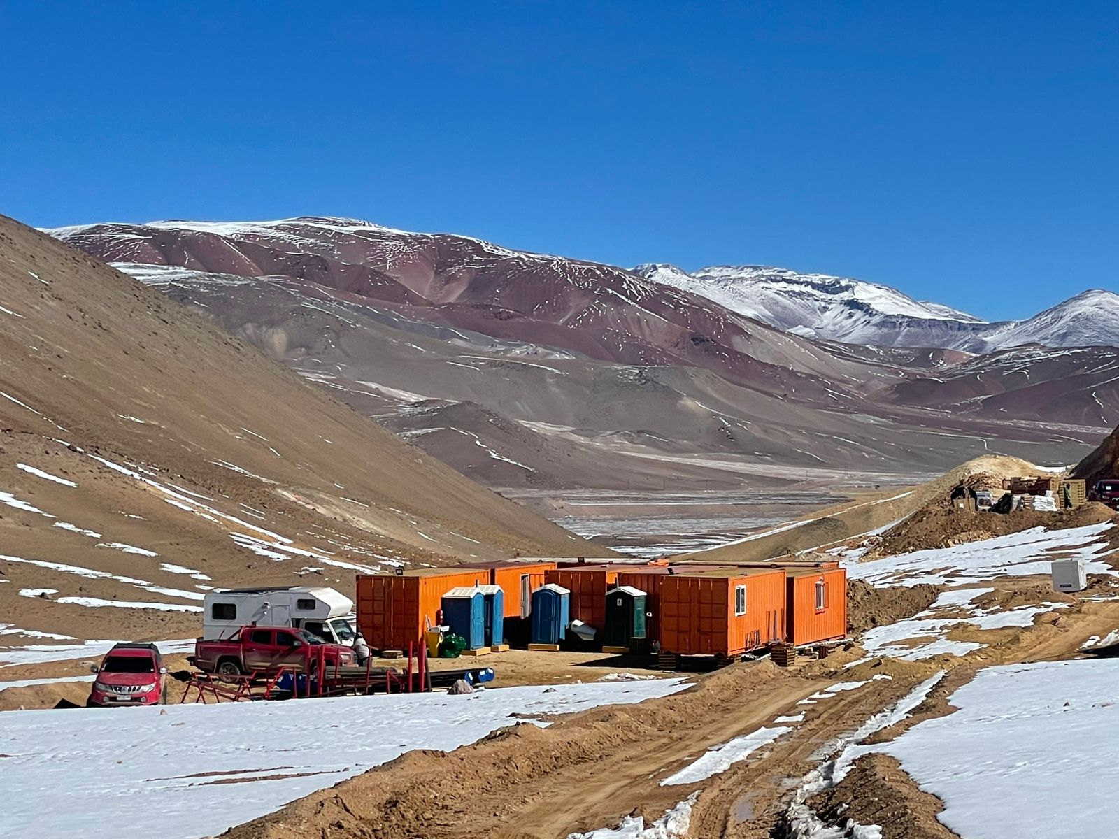 Campamento de faena Ecoloo entre cerros nevados de la cordillera de Atacama